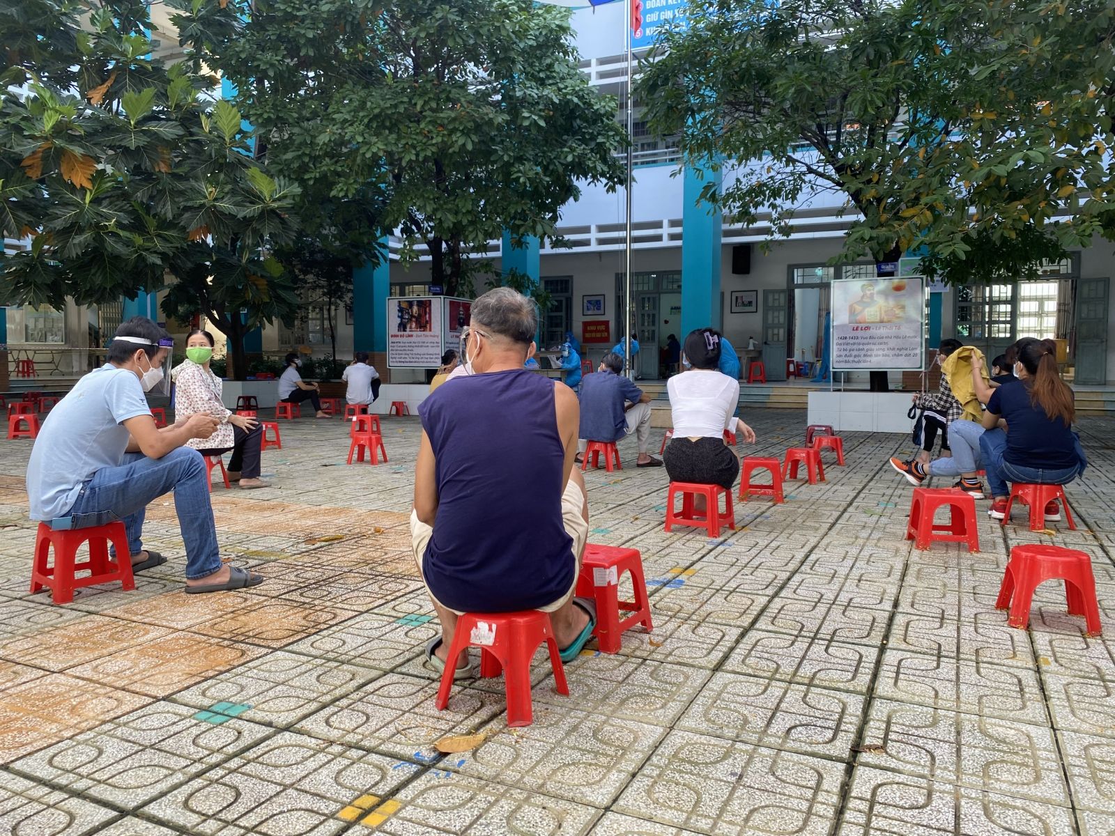 Người d&amp;acirc;n đang đợi lấy giấy x&amp;aacute;c nhận đ&amp;atilde; ti&amp;ecirc;m vắc xin Covid-19 tại trường THCS T&amp;acirc;n Sơn, quận G&amp;ograve; Vấp