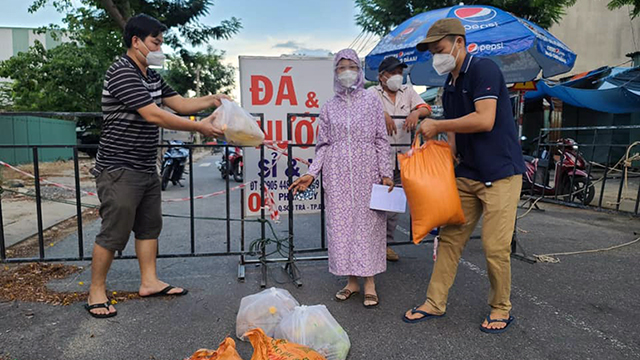 Người d&amp;acirc;n Đ&amp;agrave; Nẵng được nhận c&amp;aacute;c g&amp;oacute;i hỗ trợ thực phẩm, nhu yếu phẩm trong những ng&amp;agrave;y phong tỏa.