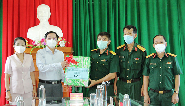 Đo&amp;agrave;n c&amp;ocirc;ng t&amp;aacute;c tặng qu&amp;agrave; cho khu c&amp;aacute;ch ly Trung t&amp;acirc;m Huấn luyện v&amp;agrave; Bồi dưỡng kiến thức quốc ph&amp;ograve;ng, an ninh