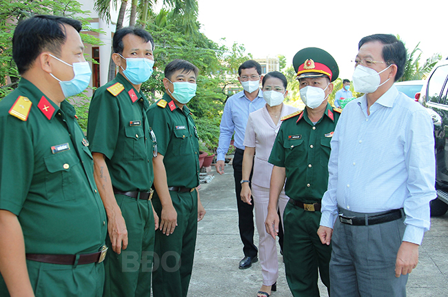 B&amp;iacute; thư Tỉnh ủy Hồ Quốc Dũng tr&amp;ograve; chuyện, động vi&amp;ecirc;n c&amp;aacute;n bộ, chiến sĩ đang phục vụ tại khu c&amp;aacute;ch ly Trung t&amp;acirc;m Huấn luyện v&amp;agrave; Bồi dưỡng kiến thức quốc ph&amp;ograve;ng, an ninh.