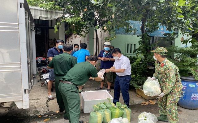 &amp;Ocirc;ng Nguyễn Thanh T&amp;acirc;m - Chủ tịch UBND TP.Thuận An tận tay ph&amp;aacute;t lương thực, thực phẩm cho người d&amp;acirc;n