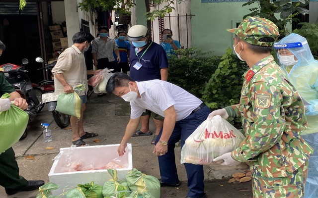 Khu d&amp;acirc;n cư Thuận Giao (phường Thuận Giao, TP Thuận An), nơi tập trung h&amp;agrave;ng ng&amp;agrave;n c&amp;ocirc;ng nh&amp;acirc;n ở trọ sinh sống, ch&amp;iacute;nh quyền TP Thuận An v&amp;agrave; phường Thuận Giao đ&amp;atilde; tăng cường lực lượng đi ph&amp;aacute;t thực phẩm cho người d&amp;acirc;n