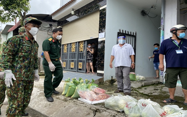 Do khu d&amp;acirc;n cư đ&amp;atilde; được khoanh v&amp;ugrave;ng theo từng tuyến đường n&amp;ecirc;n việc ph&amp;acirc;n ph&amp;aacute;t thực phẩm diễn ra thuận lợi, đảm bảo kh&amp;ocirc;ng ai bị thiếu đồ ăn khi lực lượng chức năng đi cung cấp