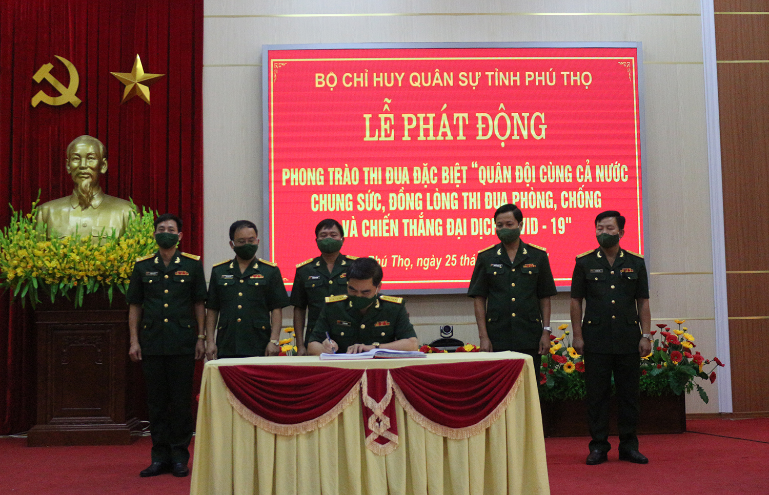Chỉ huy trưởng Bộ CHQS tỉnh Ph&amp;uacute; Thọ k&amp;yacute; giao ước thi đua