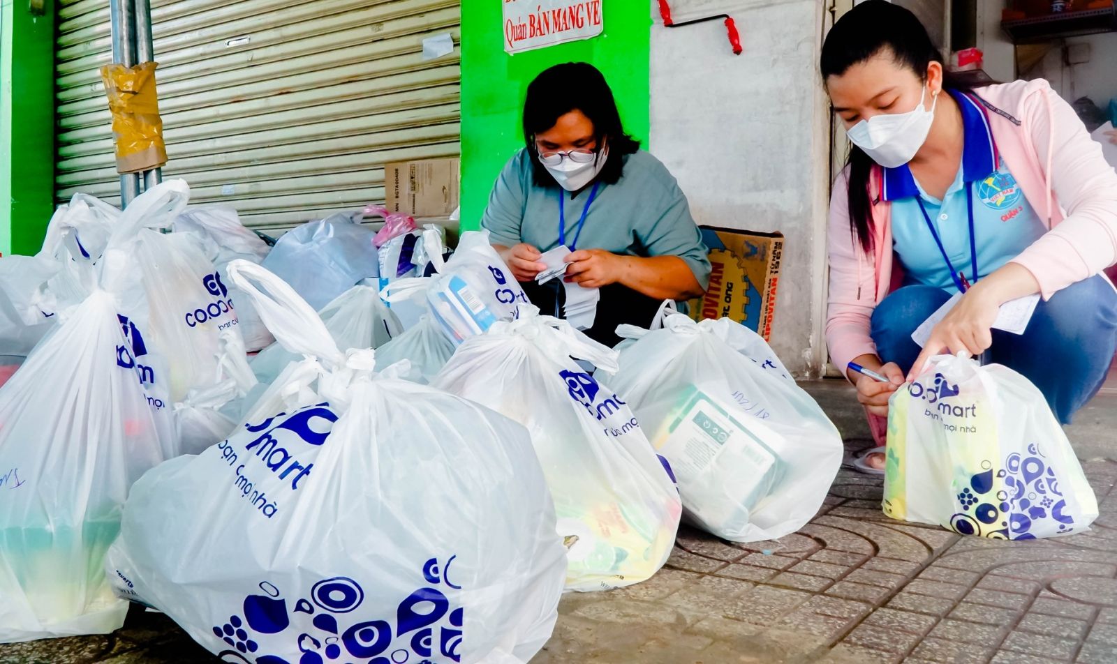 Nh&amp;acirc;n vi&amp;ecirc;n si&amp;ecirc;u thị đang kiểm tra h&amp;oacute;a đơn t&amp;iacute;nh tiền v&amp;agrave; ph&amp;acirc;n loại đơn để chuẩn bị giao cho nh&amp;oacute;m đi chợ hộ