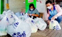 Một ngày “đi chợ hộ” cho người dân trong khu phố