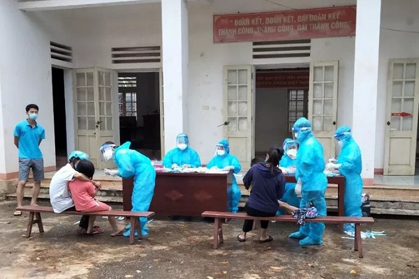 Lấy mẫu x&amp;eacute;t nghiệm c&amp;aacute;c học sinh li&amp;ecirc;n quan đến c&amp;ocirc; gi&amp;aacute;o nhiễm SAR Cov2