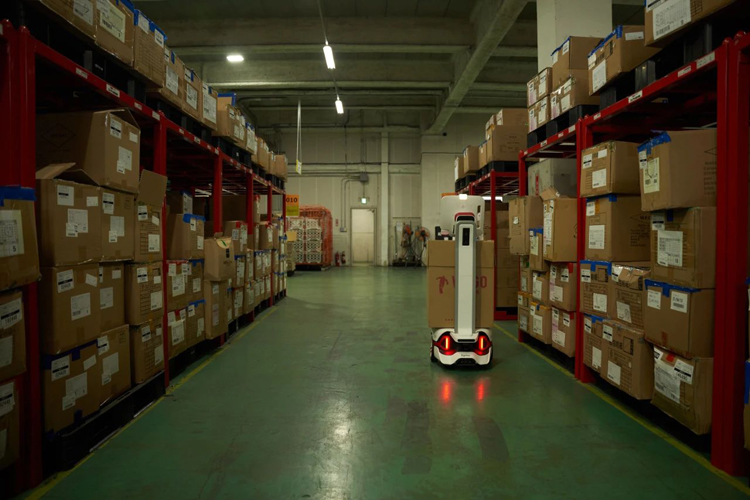 Robot FlexComet Xiaobailong l&amp;agrave;m việc trong kho h&amp;agrave;ng tại Nhật Bản