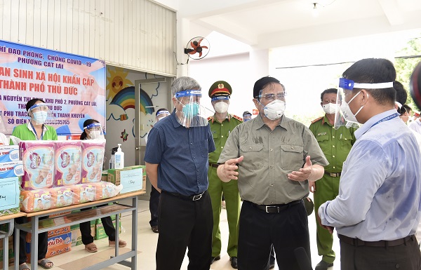 Thủ tướng Phạm Minh Ch&amp;iacute;nh thị s&amp;aacute;t c&amp;ocirc;ng t&amp;aacute;c ph&amp;ograve;ng chống dịch, thăm hỏi, động vi&amp;ecirc;n người d&amp;acirc;n trong v&amp;ugrave;ng c&amp;aacute;ch ly phong tỏa ở TP. Thủ Đức