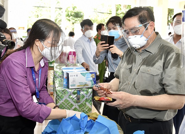 Thủ tướng xem c&amp;aacute;c loại nhu yếu phẩm, thuốc men... trong t&amp;uacute;i an sinh sẽ được cung cấp cho người d&amp;acirc;n