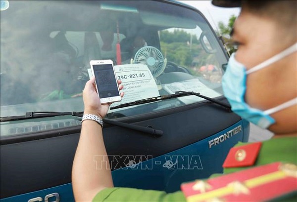 kiểm tra phương tiện giao th&amp;ocirc;ng bằng phương ph&amp;aacute;p qu&amp;eacute;t m&amp;atilde; QR Code tại chốt kiểm so&amp;aacute;t tr&amp;ecirc;n Đ&amp;ecirc; s&amp;ocirc;ng Đ&amp;aacute;y, x&amp;atilde; Song Phương, huyện Ho&amp;agrave;i Đức