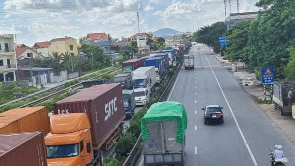 H&amp;igrave;nh ảnh &amp;ugrave;n tắc k&amp;eacute;o d&amp;agrave;i tr&amp;ecirc;n quốc lộ 5 hướng về Hải Ph&amp;ograve;ng