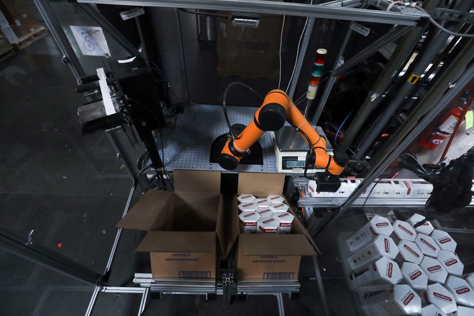 Robot của c&amp;ocirc;ng ty Rapid Robotics l&amp;agrave;m việc tại nh&amp;agrave; m&amp;aacute;y