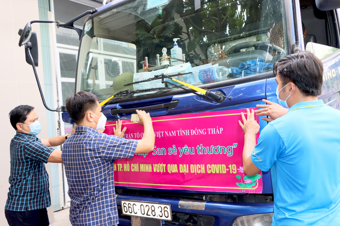 Để chuẩn bị di chuyển l&amp;ecirc;n Th&amp;agrave;nh phố Hồ Ch&amp;iacute; Minh, B&amp;igrave;nh Dương, quảng đường tr&amp;ecirc;n 100km  n&amp;ecirc;n từ s&amp;aacute;ng sớm c&amp;aacute;c xe đ&amp;atilde; chuẩn bị sẵn s&amp;agrave;ng, từng banner được d&amp;aacute;n l&amp;ecirc;n cẩn thận