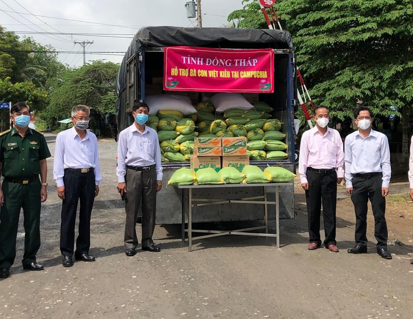 Li&amp;ecirc;n hiệp c&amp;aacute;c Tổ chức hữu nghị tỉnh Đồng Th&amp;aacute;p c&amp;ugrave;ng Sở Ngoại vụ tổ chức trao qu&amp;agrave; hỗ trợ Hội Khmer - Việt Nam tại Campuchia v&amp;agrave;o th&amp;aacute;ng 7/2021