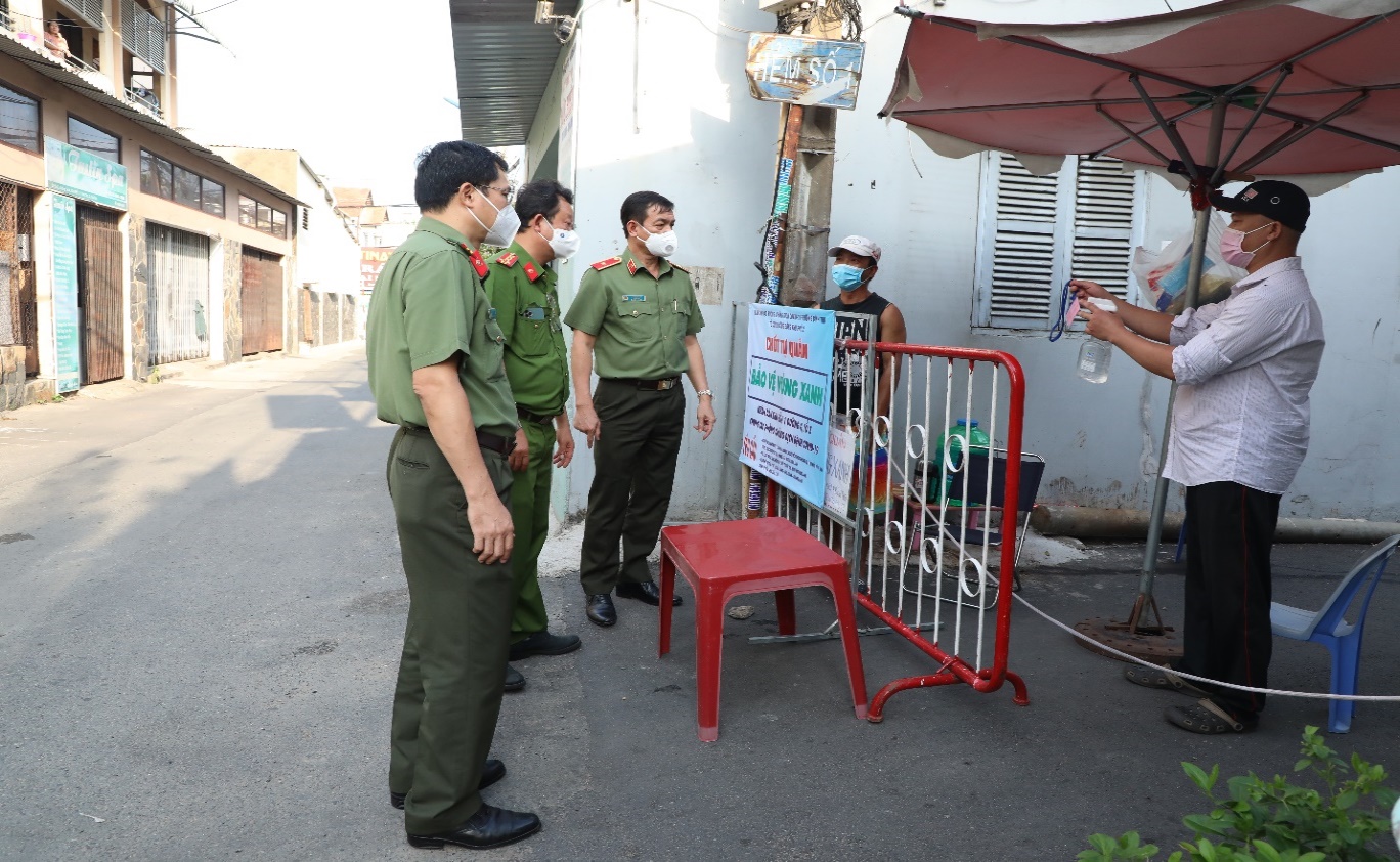 Đồng ch&amp;iacute; Gi&amp;aacute;m đốc C&amp;ocirc;ng an Th&amp;agrave;nh phố c&amp;ugrave;ng Ban Chỉ huy C&amp;ocirc;ng an Tp. Thủ Đức đến thăm hỏi, động vi&amp;ecirc;n nh&amp;acirc;n d&amp;acirc;n tại chốt tự quản v&amp;ugrave;ng xanh