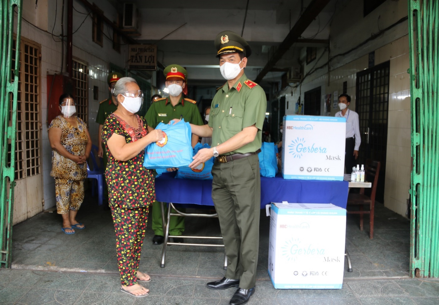 Đồng ch&amp;iacute; Thiếu tướng L&amp;ecirc; Hồng Nam - Gi&amp;aacute;m đốc C&amp;ocirc;ng an Th&amp;agrave;nh phố    trực tiếp trao qu&amp;agrave; hỗ trợ, thăm hỏi người kh&amp;oacute; khăn