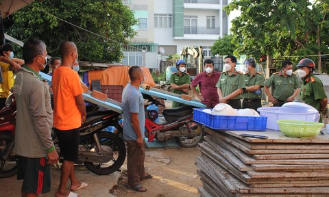 Đồng ch&amp;iacute; Nguyễn Sỹ Quang - Ph&amp;oacute; Gi&amp;aacute;m đốc C&amp;ocirc;ng an Th&amp;agrave;nh phố đến thăm hỏi, hỗ trợ, động vi&amp;ecirc;n người lao động bị mắc kẹt lại th&amp;agrave;nh phố