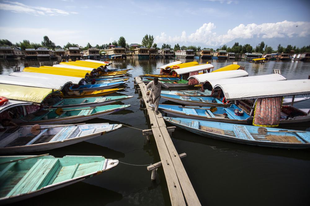 Những chiếc thuyền ế kh&amp;aacute;ch v&amp;igrave; Covid