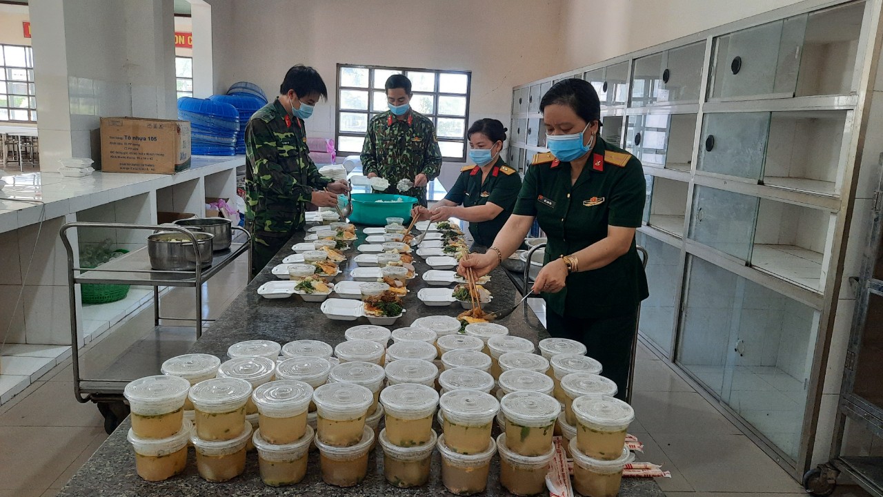 Chị nu&amp;ocirc;i Nguyễn Thị Điểm (b&amp;igrave;a tr&amp;aacute;i) v&amp;agrave; Đỗ Thị Kim Yến (b&amp;igrave;a phải) đang l&amp;agrave;m cơm cho b&amp;agrave; con khu c&amp;aacute;ch li