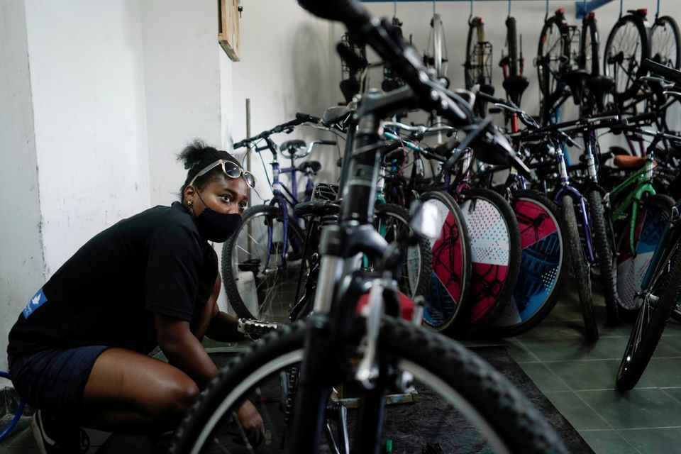 Một nh&amp;acirc;n vi&amp;ecirc;n l&amp;agrave;m việc tại c&amp;ocirc;ng ty sửa chữa v&amp;agrave; cho thu&amp;ecirc; xe đạp Velo Cuba ở Havana, Cuba