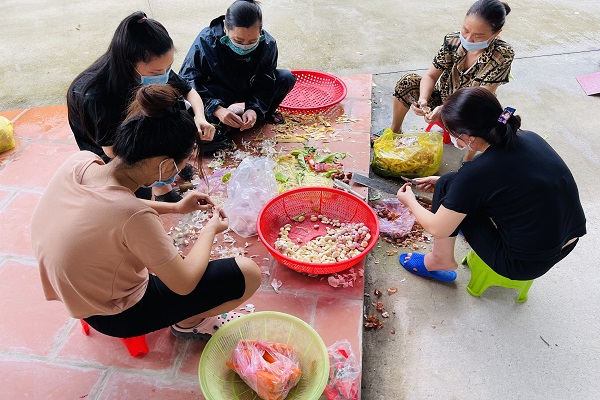 B&amp;agrave; con tiểu thương, những người sống xung quanh đ&amp;atilde; c&amp;oacute; mặt từ 5h s&amp;aacute;ng để chuẩn bị cho những suất ăn