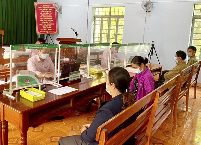 Các phi&amp;ecirc;n giao dịch định kỳ của NHCSXH tỉnh Đắk N&amp;ocirc;ng v&amp;acirc;̃n được t&amp;ocirc;̉ chức đ&amp;ecirc;̀u đặn, đảm bảo an to&amp;agrave;n