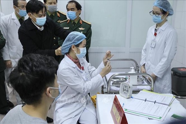 Ti&amp;ecirc;m mũi vaccine Nano Covax ngừa COVID-19 đầu ti&amp;ecirc;n cho một t&amp;igrave;nh nguyện vi&amp;ecirc;n