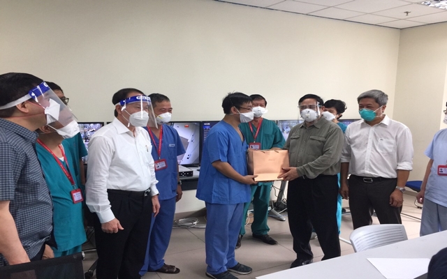 Đến thời điểm hiện tại c&amp;oacute; &amp;iacute;t nhất 28 đo&amp;agrave;n c&amp;aacute;n bộ y tế của c&amp;aacute;c Bộ, Ng&amp;agrave;nh T.Ư v&amp;agrave; c&amp;aacute;c tỉnh th&amp;agrave;nh trong cả nước chi viện cho B&amp;igrave;nh Dương với nh&amp;acirc;n lực gần 5.000 người từ sinh vi&amp;ecirc;n y khoa đến c&amp;aacute;c chuy&amp;ecirc;n gia y tế