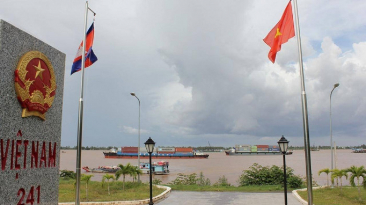 Khu vực cửa khẩu đường thủy Vĩnh Xương, An Giang - Ảnh: Văn Ph&amp;ocirc;