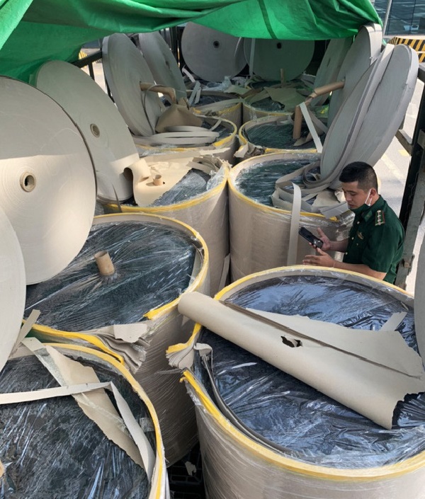 H&amp;agrave;ng ng&amp;agrave;n tấn tinh quặng ch&amp;igrave;, quặng kẽm đ&amp;atilde; được kh&amp;eacute;o l&amp;eacute;o ngụy trang th&amp;agrave;nh những th&amp;ugrave;ng giấy cuộn v&amp;agrave; khai b&amp;aacute;o gian dối để xuất lậu sang Trung Quốc