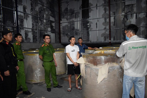 Bị can Nguyễn khắc Vĩnh khai nhận đứng ra thu&amp;ecirc; kho tại tỉnh Bắc Ninh để l&amp;agrave;m nơi đ&amp;oacute;ng g&amp;oacute;i ngụy trang quặng