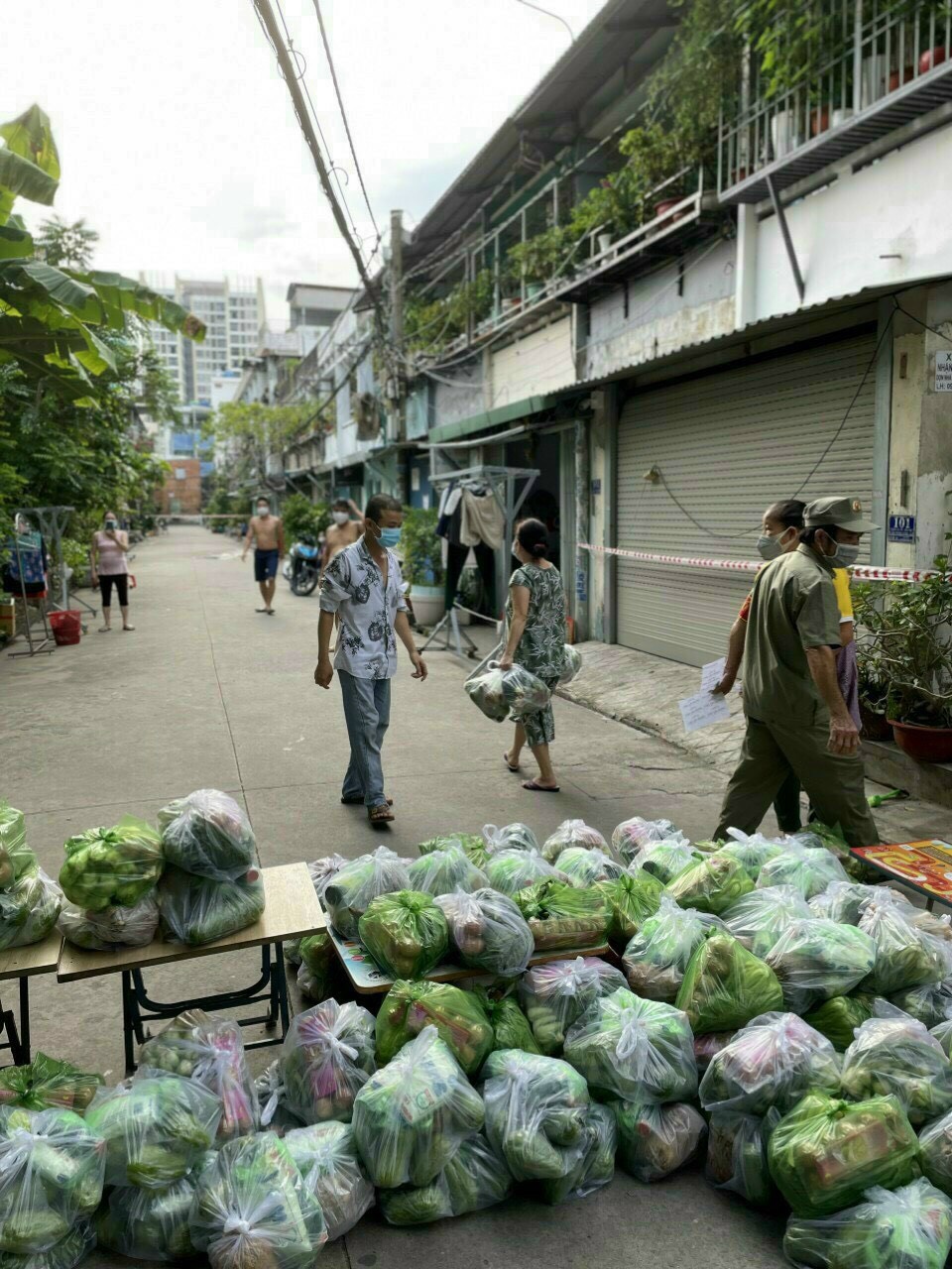 Người d&amp;acirc;n trong khu d&amp;acirc;n cư nhận qu&amp;agrave; hỗ trợ từ Tạp ch&amp;iacute; Doanh nghiệp Hội nhập