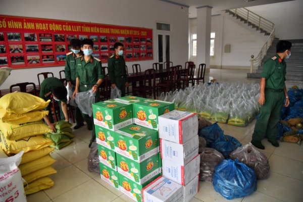 C&amp;aacute;c chiến sĩ chuẩn bị h&amp;agrave;ng h&amp;oacute;a vận chuyển l&amp;ecirc;n TP Hồ Ch&amp;iacute; Minh