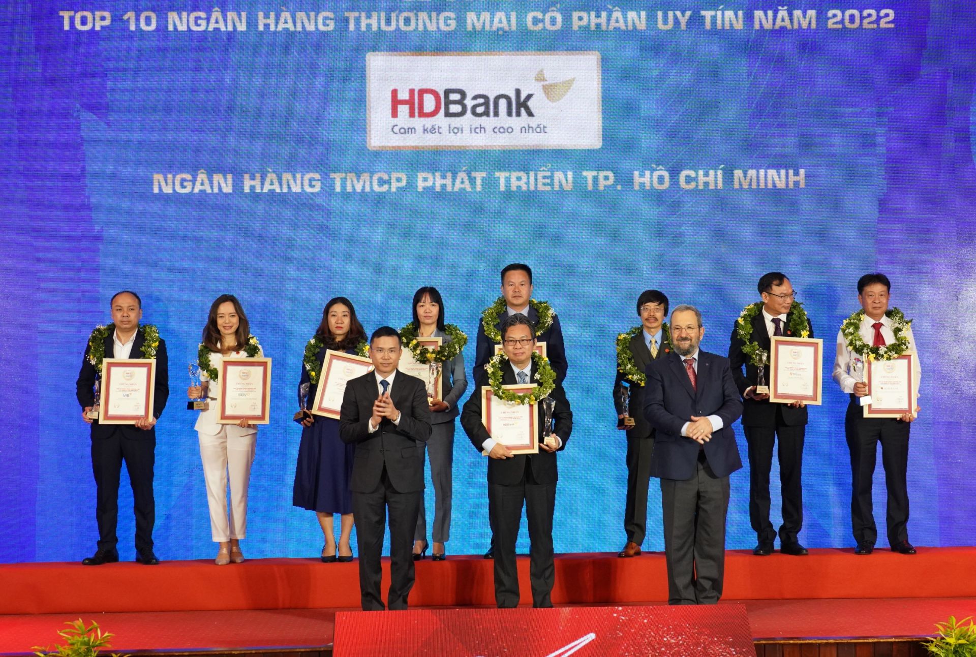 &amp;Ocirc;ng Trần Ho&amp;agrave;i Phương &amp;ndash; gi&amp;aacute;m đốc Khối KHDN của HDBank (đứng giữa) đại diện Ng&amp;acirc;n h&amp;agrave;ng nhận giải Top Ng&amp;acirc;n h&amp;agrave;ng TMCP uy t&amp;iacute;n năm 2022