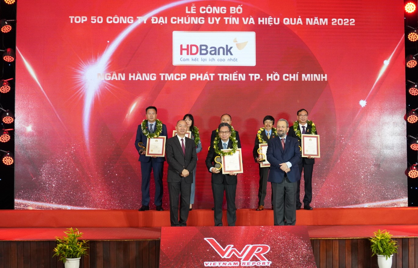 &amp;Ocirc;ng Trần Ho&amp;agrave;i Phương &amp;ndash; gi&amp;aacute;m đốc Khối KHDN của HDBank (đứng giữa) đại diện Ng&amp;acirc;n h&amp;agrave;ng nhận giải Top C&amp;ocirc;ng ty đại ch&amp;uacute;ng uy t&amp;iacute;n &amp;amp; hiệu quả năm 2022
