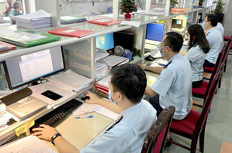 Hải quan Ph&amp;uacute; Thọ thực hiện c&amp;aacute;c thủ tục th&amp;ocirc;ng quan h&amp;agrave;ng h&amp;oacute;a cho doanh nghiệp qua hệ thống điện tử.