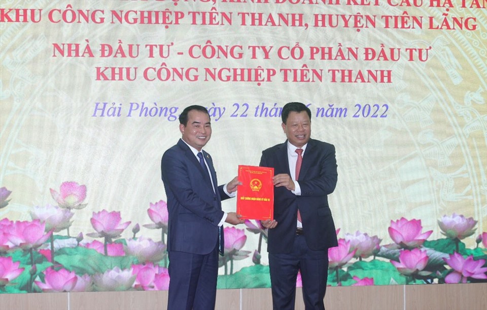 Ng&amp;agrave;y 22.6, Ban quản l&amp;yacute; Khu kinh tế Hải Ph&amp;ograve;ng trao chứng nhận đầu tư cho dự &amp;aacute;n đầu tư x&amp;acirc;y dựng v&amp;agrave; kinh doanh kết cấu hạ tầng KCN Ti&amp;ecirc;n Thanh, huyện Ti&amp;ecirc;n L&amp;atilde;ng.