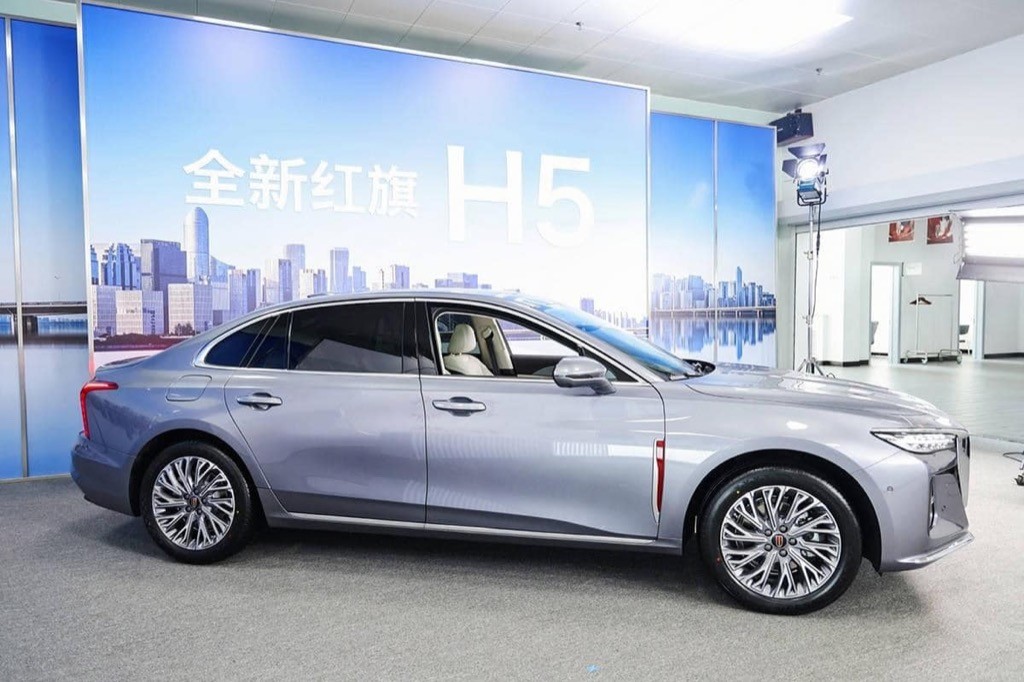 Th&amp;acirc;n xe Hongqi H5 to&amp;aacute;t l&amp;ecirc;n vẻ sang trọng, cuốn h&amp;uacute;t