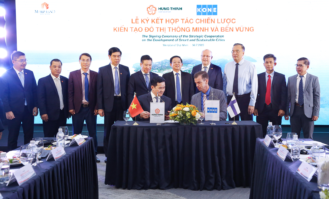 &amp;Ocirc;ng Trương Văn Việt - Ph&amp;oacute; Chủ tịch Tập đo&amp;agrave;n Hưng Thịnh (b&amp;ecirc;n tr&amp;aacute;i) v&amp;agrave; &amp;ocirc;ng Bas Degeling - Tổng Gi&amp;aacute;m đốc KONE Việt Nam (b&amp;ecirc;n phải) k&amp;yacute; kết hợp t&amp;aacute;c chiến lược giữa Tập đo&amp;agrave;n Hưng Thịnh v&amp;agrave; KONE Việt Nam