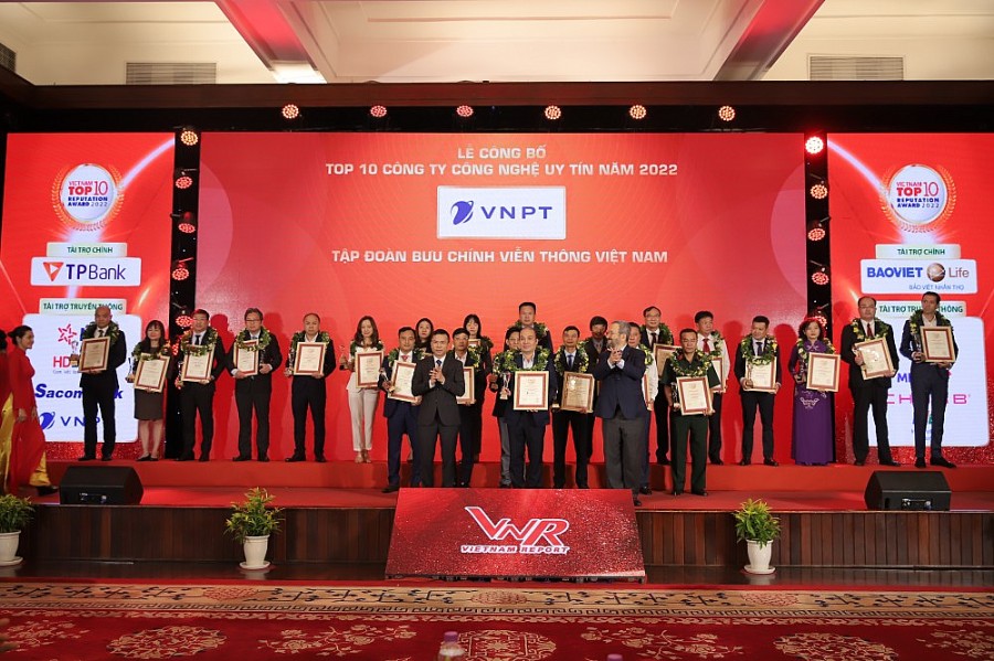 &amp;Ocirc;ng Phạm Huy Ho&amp;agrave;ng - Ph&amp;oacute; Tổng Gi&amp;aacute;m đốc C&amp;ocirc;ng ty C&amp;ocirc;ng nghệ th&amp;ocirc;ng tin VNPT l&amp;ecirc;n nhận c&amp;uacute;p, giấy chứng nhận doanh nghiệp Top 10 C&amp;ocirc;ng ty c&amp;ocirc;ng nghệ uy t&amp;iacute;n năm 2022