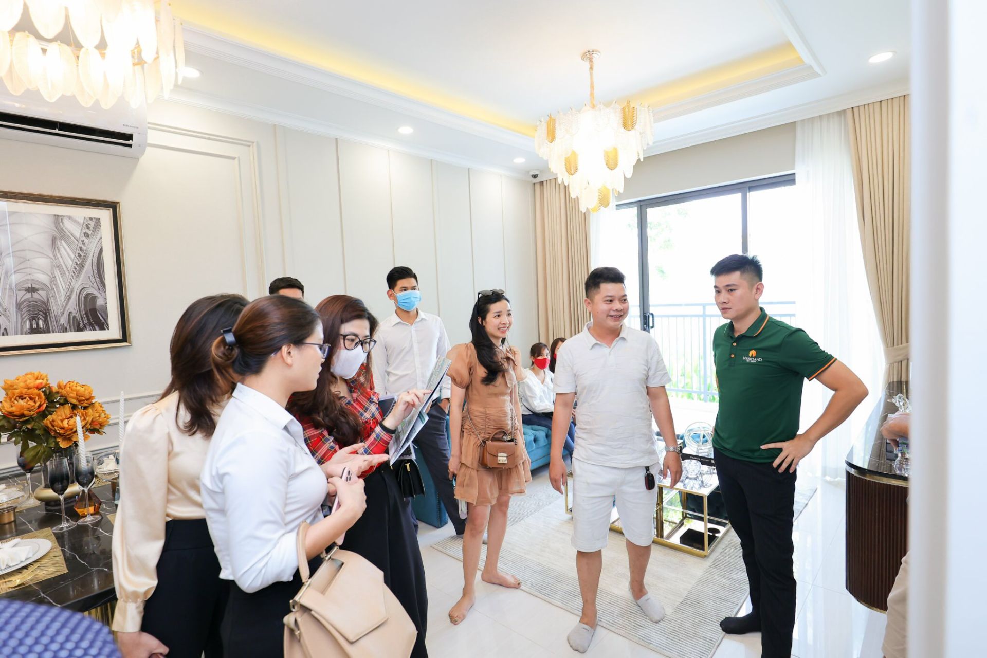 Kh&amp;aacute;ch h&amp;agrave;ng tấp nập tại dự &amp;aacute;n Hanoi Melody Residences