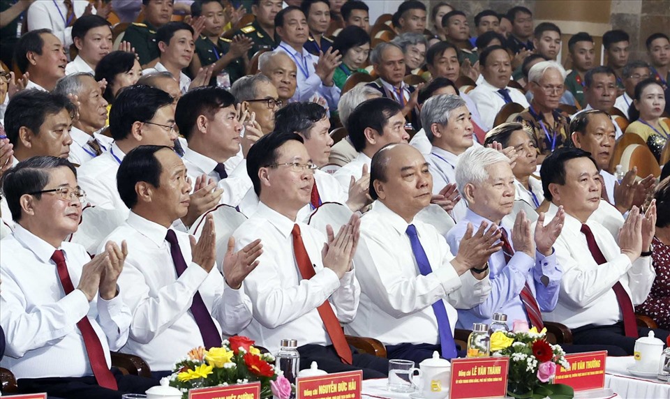 Tham dự buổi lễ c&amp;oacute; c&amp;aacute;c đồng ch&amp;iacute;: Nguyễn Xu&amp;acirc;n Ph&amp;uacute;c, Ủy vi&amp;ecirc;n Bộ Ch&amp;iacute;nh trị, Chủ tịch nước; Nguyễn Minh Triết, nguy&amp;ecirc;n Ủy vi&amp;ecirc;n Bộ Ch&amp;iacute;nh trị, nguy&amp;ecirc;n Chủ tịch nước; V&amp;otilde; Văn Thưởng, Ủy vi&amp;ecirc;n Bộ Ch&amp;iacute;nh trị, Thường trực Ban B&amp;iacute; thư... c&amp;ugrave;ng nhiều l&amp;atilde;nh đạo Đảng v&amp;agrave; Nh&amp;agrave; nước