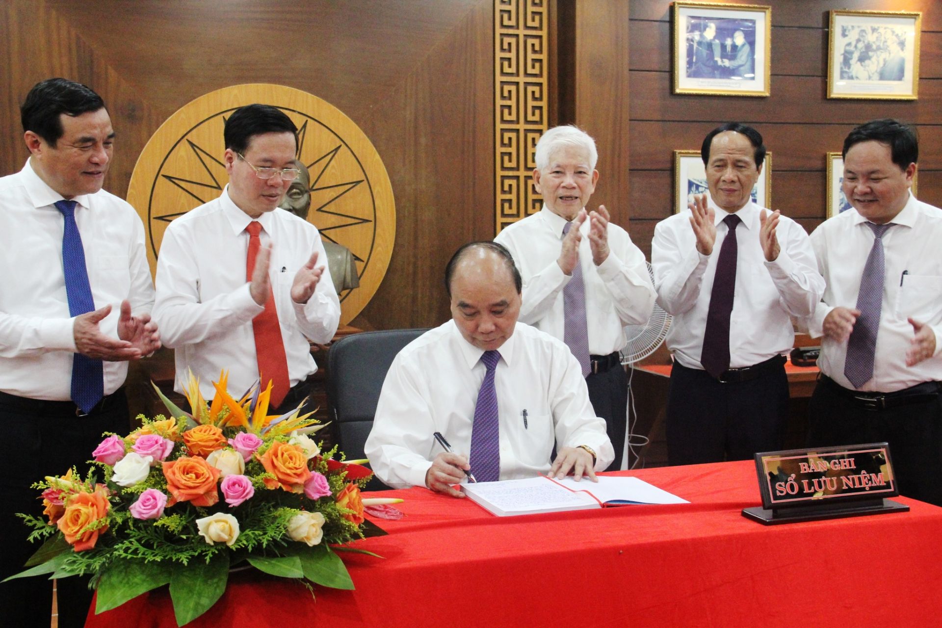 Chiều c&amp;ugrave;ng ng&amp;agrave;y, Chủ tịch nước Nguyễn Xu&amp;acirc;n Ph&amp;uacute;c dẫn đầu đo&amp;agrave;n c&amp;ocirc;ng t&amp;aacute;c tới thăm hỏi, tặng qu&amp;agrave; c&amp;aacute;c hộ gia đ&amp;igrave;nh ch&amp;iacute;nh s&amp;aacute;ch ti&amp;ecirc;u biểu tại Quảng Nam v&amp;agrave; d&amp;acirc;ng hoa, d&amp;acirc;ng hương tại Khu lưu niệm cố Chủ tịch Hội đồng Nh&amp;agrave; nước V&amp;otilde; Ch&amp;iacute; C&amp;ocirc;ng (th&amp;ocirc;n Khương Mỹ, x&amp;atilde; Tam Xu&amp;acirc;n 1, H.N&amp;uacute;i Th&amp;agrave;nh)