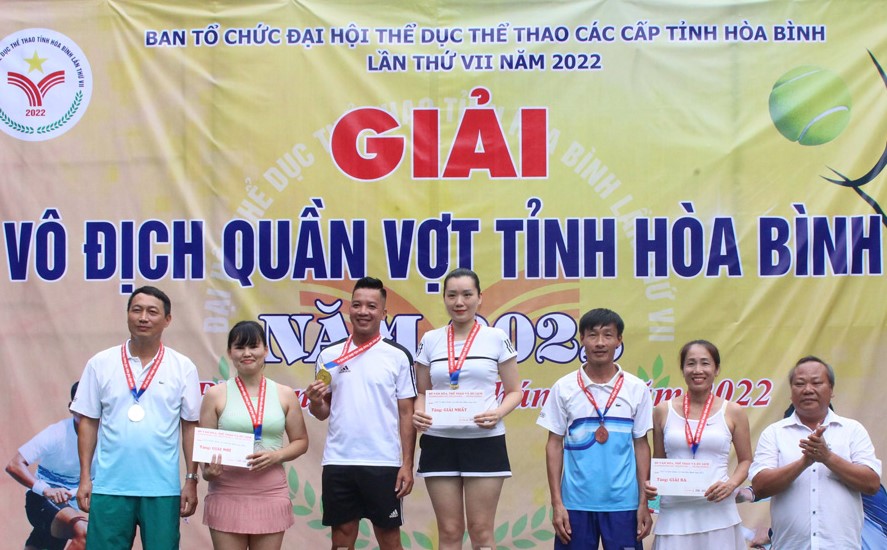 Ban tổ chức trao giải cho c&amp;aacute;c vận động vi&amp;ecirc;n thi đấu xuất sắc ở nội dung đ&amp;ocirc;i nam nữ.