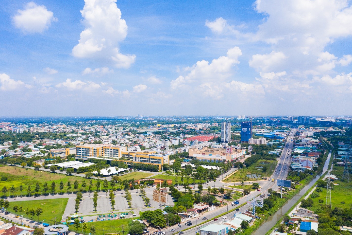 TP. Thuận An sở hữu nhiều trục giao th&amp;ocirc;ng trọng điểm, nhiều tuyến đường lớn tiếp tục được n&amp;acirc;ng cấp v&amp;agrave; mở rộng tạo mạng lưới giao th&amp;ocirc;ng ho&amp;agrave;n chỉnh