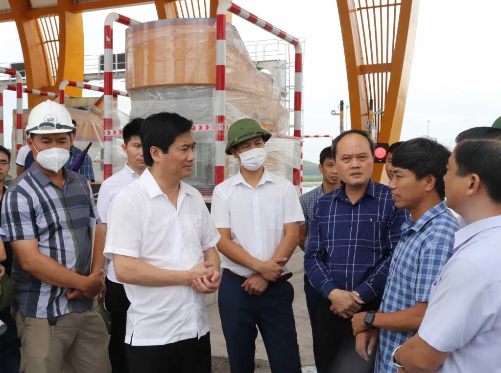 Ng&amp;agrave;y 7/8, đồng ch&amp;iacute; Nguyễn Tường Văn, Ph&amp;oacute; B&amp;iacute; thư Tỉnh ủy, Chủ tịch UBND tỉnh đ&amp;atilde; đi kiểm tra tiến độ v&amp;agrave; c&amp;ocirc;ng t&amp;aacute;c chuẩn bị kh&amp;aacute;nh th&amp;agrave;nh tuyến cao tốc V&amp;acirc;n Đồn-M&amp;oacute;ng C&amp;aacute;i