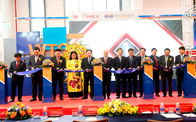 Đại biểu tham dự lễ thực hiện nghi thức cắt băng k&amp;iacute;ch hoạt Trung t&amp;acirc;m triển l&amp;atilde;m Quốc Tế WTC EXPO