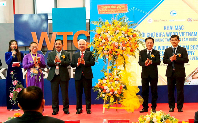 Đại biểu tham dự chụp h&amp;igrave;nh lưu niệm tại sự kiện