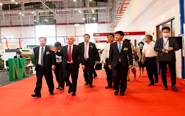 C&amp;aacute;c l&amp;atilde;nh đạo tham quan Triển l&amp;atilde;m Hội chợ M&amp;aacute;y v&amp;agrave; Nguy&amp;ecirc;n liệu gỗ Quốc tế B&amp;igrave;nh Dương &amp;ndash; BIFA WOOD VIETNAM 2022